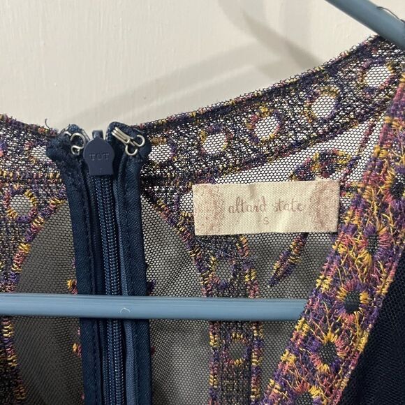 Elegant Floral Lace Dress in Navy and Pink - Picture 3 of 4